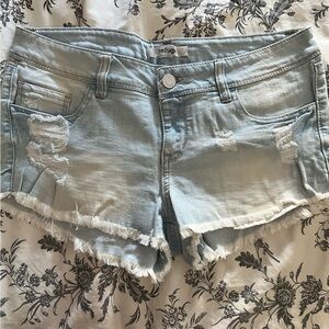 NWOT. Refuge Light Wash Distressed Jean Shorts Size 8